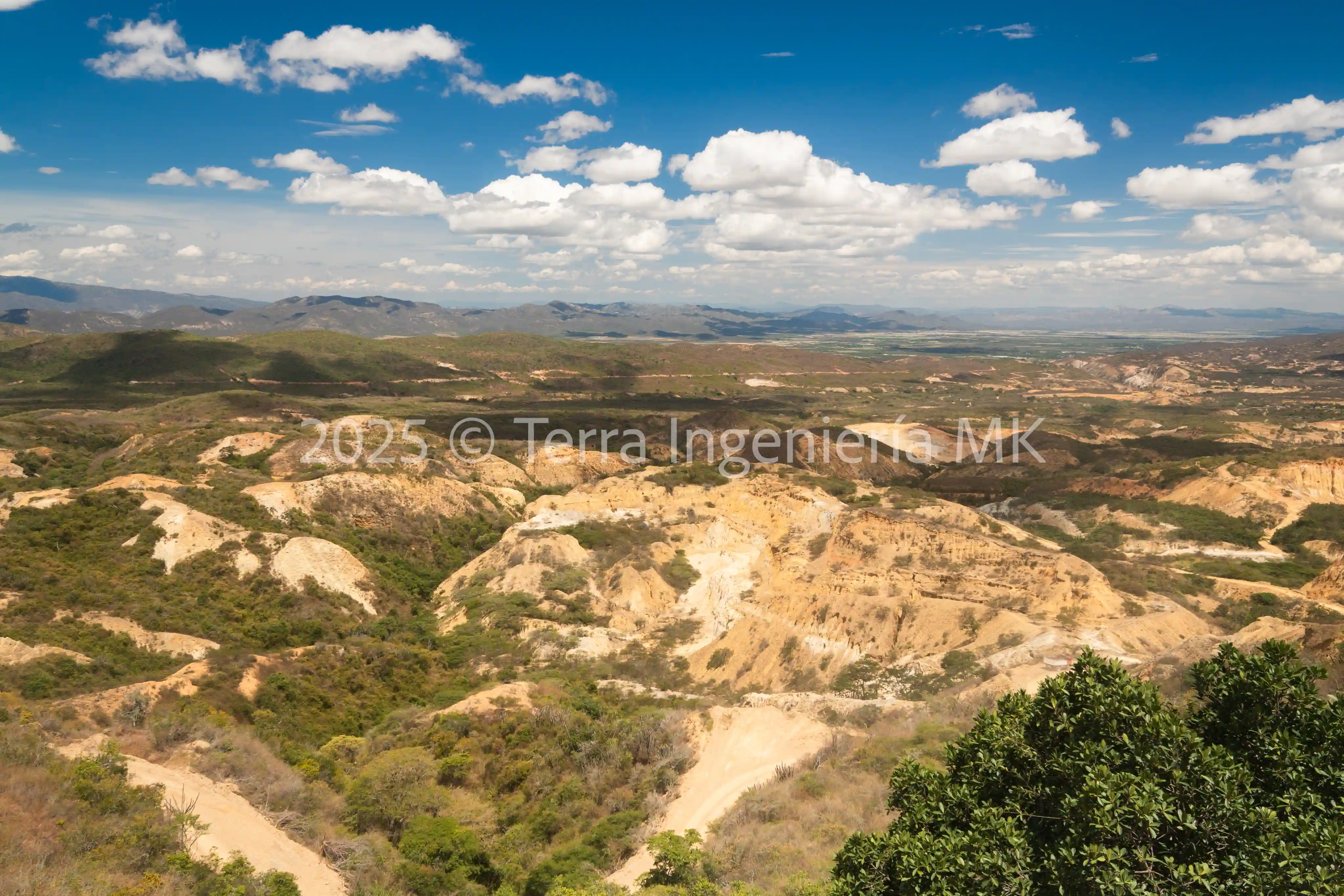 Sitio minero con camiones y excavadoras